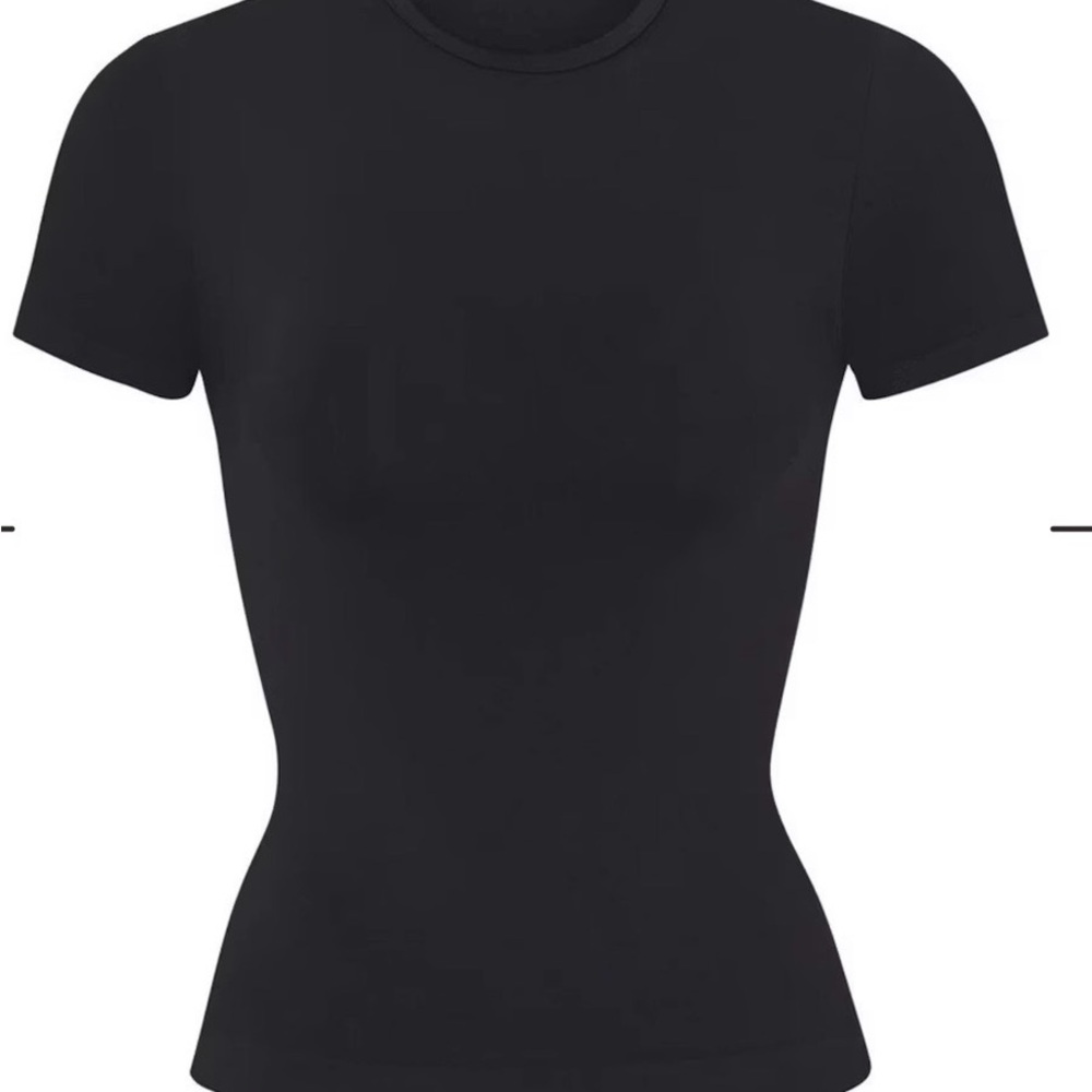 SKIMS Soft Smoothing Seamless T-Shirt in Onyx size XS